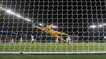 Courtois despeja las críticas: "Esto va de defender y atacar once jugadores, no uno solo..."