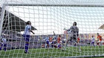<b>ADURIZ SE ESTRENÓ. </b>Momento en que el delantero vasco anota el primer gol del Valencia tras un córner sacado por Ever Banega.