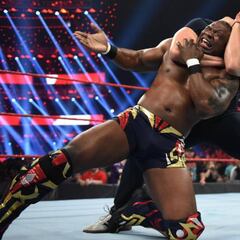 Caín Velásquez se estrena en Raw para ayudar a Rey Mysterio