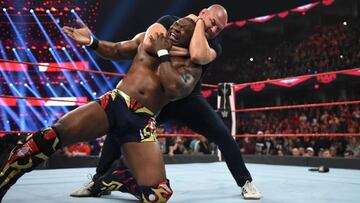 Ca&iacute;n Vel&aacute;squez realiza una llave a Shelton Benjamin.