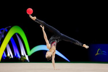 “Campeonato Mundial de Gimnasia Rítmica, Río 2025” la gracia y tensión de la gimnasia rítmica en un instante suspendido en el aire.