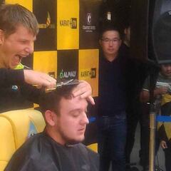 Arshavin se venga de un periodista y le corta el pelo