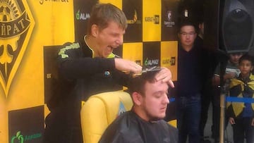 Arshavin se venga de un periodista y le corta el pelo