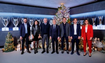 Florentino P¨¦rez con los entrenadores y capitanes de las distintas secciones de los equips del Real Madrid.