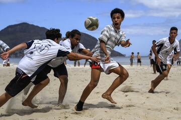 Robert Malengreau, fundador de la ONG UmRio, imparte clases de rugby a los jóvenes de la favela de Morro do Castro, en Niteroi, Río de Janeiro. Apoyando así a los más pequeños de las comunidades afectadas por el crimen y la violencia, para que puedan acceder a nuevas oportunidades.