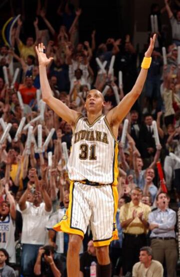 Celebrando otra canasta ganadora. En esta ocasión en el primer partido de la final del Este en el 2004 ante los Pistons, archienemigos de Indiana.