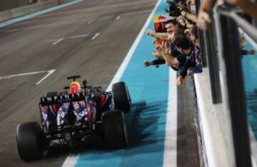 El equipo de Red Bull también celebra la victoria de Vettel.