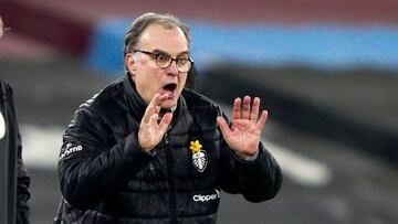 Leeds United's Argentinian head coach Marcelo Bielsa gestures on the touchline during the English Premier League football match between West Ham United and Leeds United at The London Stadium, in east London on March 8, 2021. (Photo by Ian Walton / POOL / AFP) / RESTRICTED TO EDITORIAL USE. No use with unauthorized audio, video, data, fixture lists, club/league logos or 'live' services. Online in-match use limited to 120 images. An additional 40 images may be used in extra time. No video emulation. Social media in-match use limited to 120 images. An additional 40 images may be used in extra time. No use in betting publications, games or single club/league/player publications. /