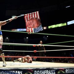 Sam Adonis la lía en México con una bandera pro Trump