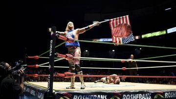 Sam Adonis la lía en México con una bandera pro Trump