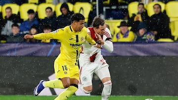 Mouriño pelea por un balón con Godts.