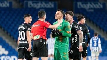 Los jugadores del Málaga protestan al árbitro.