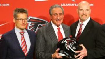 Thomas Dimitroff, Arthur Blank y Dan Quinn, general manager, due&ntilde;o y entrenador, respectivamente, de los Atlanta Falcons.