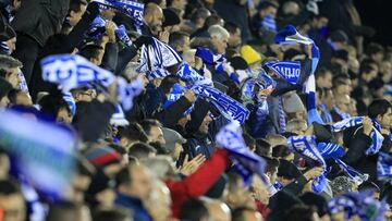 Los aficionados del CD Legan&eacute;s animan a su equipo en un partido.