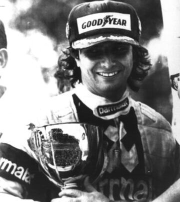 Nelson Piquet, expiloto de automovilismo de velocidad brasileño. Es uno de los pilotos más exitosos en la historia de la Fórmula 1, al haber obtenido tres campeonatos en 1981, 1983 y 1987, finalizado segundo en 1980 y tercero en 1986 y 1990. El piloto logró 23 victorias, 60 podios y 24 pole positions en dicho certamen, habiendo competido para los equipos Brabham, Williams, Lotus y Benetton.