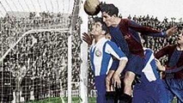 <b>COMO EN LOS AÑOS TREINTA.</B> La figura del juez de gol (arriba, en un Español-Barcelona) ya se utilizó en España hasta la Guerra Civil, cuando desapareció. La FIFA quiere evitar goles fantasmas como el de Míchel a Brasil en el Mundial de México 86 (derecha).