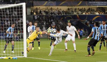 Cristiano Ronaldo with an attempt on goal, saved by Gremio's goalkeeper Grohe.