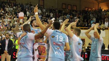 El equipo Río Duero Soria celebra el triunfo de la Copa del Rey, este domingo en Los Pajaritos.