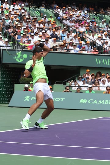 Una nueva final entre dos de las raquetas más fascinantes de todos los tiempos. Hoy ganó Federer bajo un sol de justicia en Miami. Nadal tuvo sus oportunidades de romper el servicio del suizo pero no lo consiguió. A pesar de eso, dejó una muy buena impresión. Veremos lo que pasa cuando llegue el momento de jugar en tierra batida. Aquí el resumen del partido en fotos.