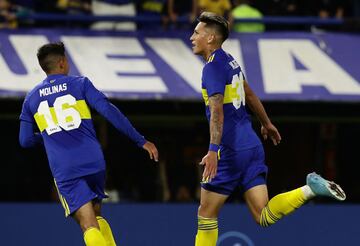 Boca Juniors' forward Luis Vazquez (R) celebrates after scoring a goal against Arsenal during their Argentine Professional Football League match at La Bombonera stadium in Buenos Aires, on April 2, 2022. (Photo by ALEJANDRO PAGNI / AFP)