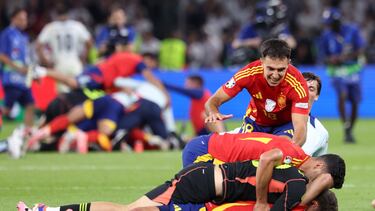Los jugadores de la Selección celebran su triunfo en la Eurocopa.