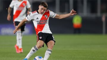 AMDEP9458. BUENOS AIRES (ARGENTINA), 13/04/2022.- Julián Álvarez de River patea un balón hoy, en un partido de la Copa Libertadores entre River Plate y Fortaleza en el estadio Monumental en Buenos Aires (Argentina). EFE/Juan Ignacio Roncoroni