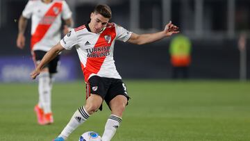 AMDEP9458. BUENOS AIRES (ARGENTINA), 13/04/2022.- Julián Álvarez de River patea un balón hoy, en un partido de la Copa Libertadores entre River Plate y Fortaleza en el estadio Monumental en Buenos Aires (Argentina). EFE/Juan Ignacio Roncoroni
