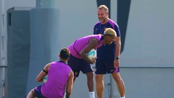 BARCELONA, 15/08/2025.- El entrenador del Fc Barcelona Hansi Flick y el delantero Lamine Yamal, durante el entrenamiento de este viernes en la Ciudad Deportiva Joan Gamper. EFE/Alejandro García