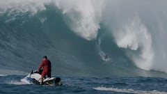 Un Jet Ski mira c&oacute;mo Kai Lenny surfea una ola gigante en Jaws (Pe&#039;ahi, Maui, Haw&aacute;i, Estados Unidos) que rompe justo tras &eacute;l en el s&uacute;per s&aacute;bado del 2021. 