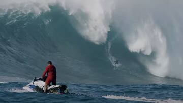 Un Jet Ski mira cómo Kai Lenny surfea una ola gigante en Jaws (Pe'ahi, Maui, Hawái, Estados Unidos) que rompe justo tras él en el súper sábado del 2021.