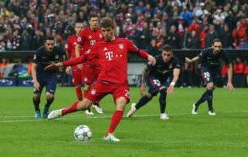 Thomas Mueller tira el penalti.