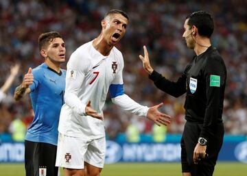 Cristiano Ronaldo con el árbitro Arturo Ramos.