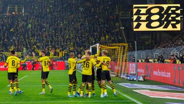 Dortmund (Germany), 20/10/2023.- Dortmund's Julian Brandt (R) celebrates with teammates after scoring the 1-0 lead during the German Bundesliga soccer match between Borussia Dortmund and SV Werder Bremen in Dortmund, Germany, 20 October 2023. (Alemania, Rusia) EFE/EPA/CHRISTOPHER NEUNDORF CONDITIONS - ATTENTION: The DFL regulations prohibit any use of photographs as image sequences and/or quasi-video.
