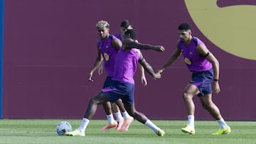 Lamine Yamal pugna por un balón en el entrenamiento de ayer.