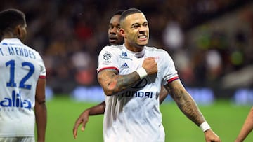 Lyon&#039;s forwards Menphis Depay celebrates after scoring a goal during the French L1 football match, Toulouse vs Lyon, on November 2, 2019 at the Municipal stadium in Toulouse southern France. (Photo by REMY GABALDA / AFP)