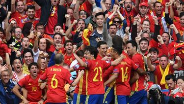 Varios jugadores de la Selección celebran un gol de Piqué en 2016.