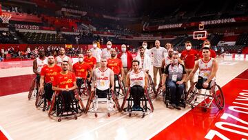 El ministro Iceta, con la selecci&oacute;n masculina de basket.