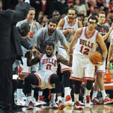 Kirk Hinrich y Mirotic ayudan a Aaron Brooks a levantarse.