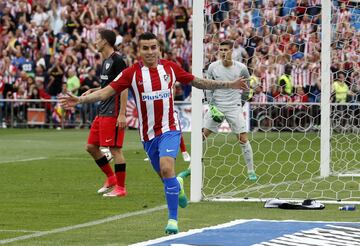 El templo colchonero cerró sus puertas el 21 de mayo de 2017. El Athletic visitaba el Vicente Calderón para el último partido oficial y una de las grandes dudas pasaba por quién pondría la firma al adiós de un estadio mítico. Pudo ser Fernando Torres, autor de un doblete que situaba el 2-0 en el marcador y dejaba un adiós precioso para la historia. Sin embargo, Iñaki Williams consiguió el 2-1 a los 71 minutos que podía complicar el fin de fiesta… hasta que Correa entró a dar su particular despedida al Calderón en el minuto 88. Y prácticamente el primer balón que tocó fue para recoger el rechace del palo tras zurdazo de Griezmann y poner el 3-1 definitivo que servía para despedir al Vicente Calderón con victoria y dejando su sello como último goleador en el estadio. Meses después, Correa también firmaría la primera asistencia en el Wanda Metropolitano, poniendo el centro desde la derecha para que Griezmann hiciese el único gol del primer partido del nuevo estadio contra el Málaga.  