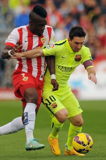 Thievy Gulvane y Lionel Messi durante el partido correspondiente a la undécima jornada de Liga de Primera División que disputan en el estadio de los juegos Mediterraneos de Almería.
