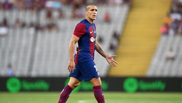 Oriol Romeu, en un partido en el Llu¨ªs Companys.