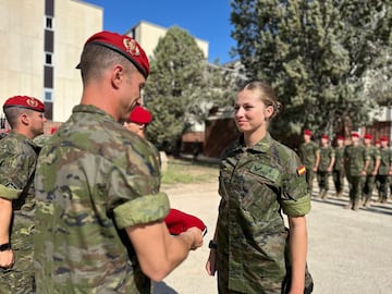 La princesa Leonor y sus compañeros recibieron la boina grancé tras completar el módulo de formación militar básica del combatiente.