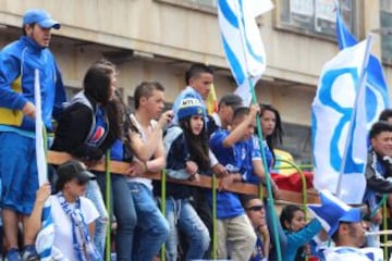 Las calles de Bogotá se pintan de azul y blanco