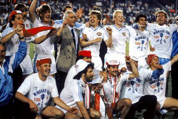Su primer título internacional lo consiguió con el PSV tras ganar al Benfica por penaltis. El equipo entrenado por Guus Hiddink se llevó el trofeo sin ganar un partido en cuartos (dos empates contra el Girondins), en semifinales (dos empates contra el Real Madrid) y en la final (venció por penaltis y Koeman anotó el primero de la tanda).