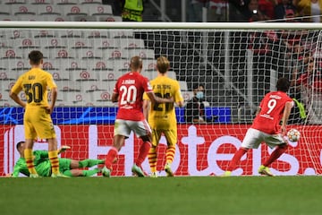 3-0. Darwin Núnez marca el tercer gol de penalti.