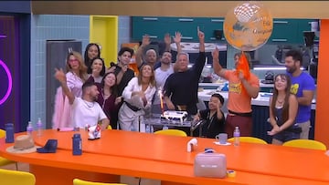 Familia de Alexis Ayala celebra su cumpleaños desde afuera de La Casa de los Famosos