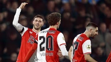 Rotterdam (Netherlands), 10/03/2024.- Santiago Gimenez of Feyenoord (L) celebrates the 2-0 goal with his teammates Mats Wieffer (C) and Luka Ivanusec during the Dutch Eredivisie match between Feyenoord and Heracles Almelo, in Rotterdam, the Netherlands, 10 March 2024. (Países Bajos; Holanda) EFE/EPA/MAURICE VAN STEEN
