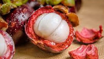 The mangosteen is a purple fruit typical of Asia that is made up mostly of water and this superfood helps regulate cholesterol and protects against viruses.