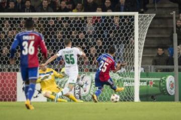 Derlis González del FC Basel anota un gol ante el Ludogorets, durante el partido del Grupo B de la Liga de Campeones de la UEFA en el estadio St. Jakob-Park de Basilea (Suiza).