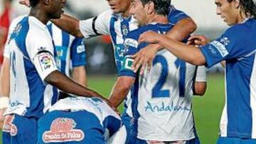 <b>UNA PIÑA. </b>Los jugadores del Recre celebran uno de los goles marcados en Almería el pasado domingo.